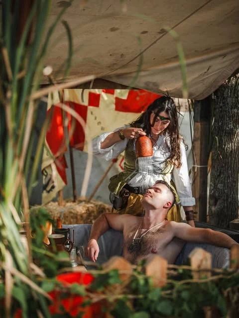 Une scène de vie aux étuves de Lioussac, avec un pichet de terre cuite et un baquet